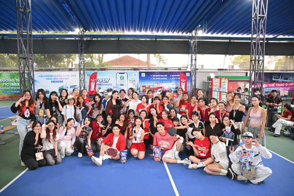 Người chơi pickleball và người hâm mộ của "anh trai" Sơn.K tại tuần lễ thứ hai của Omo Pickleball Tour